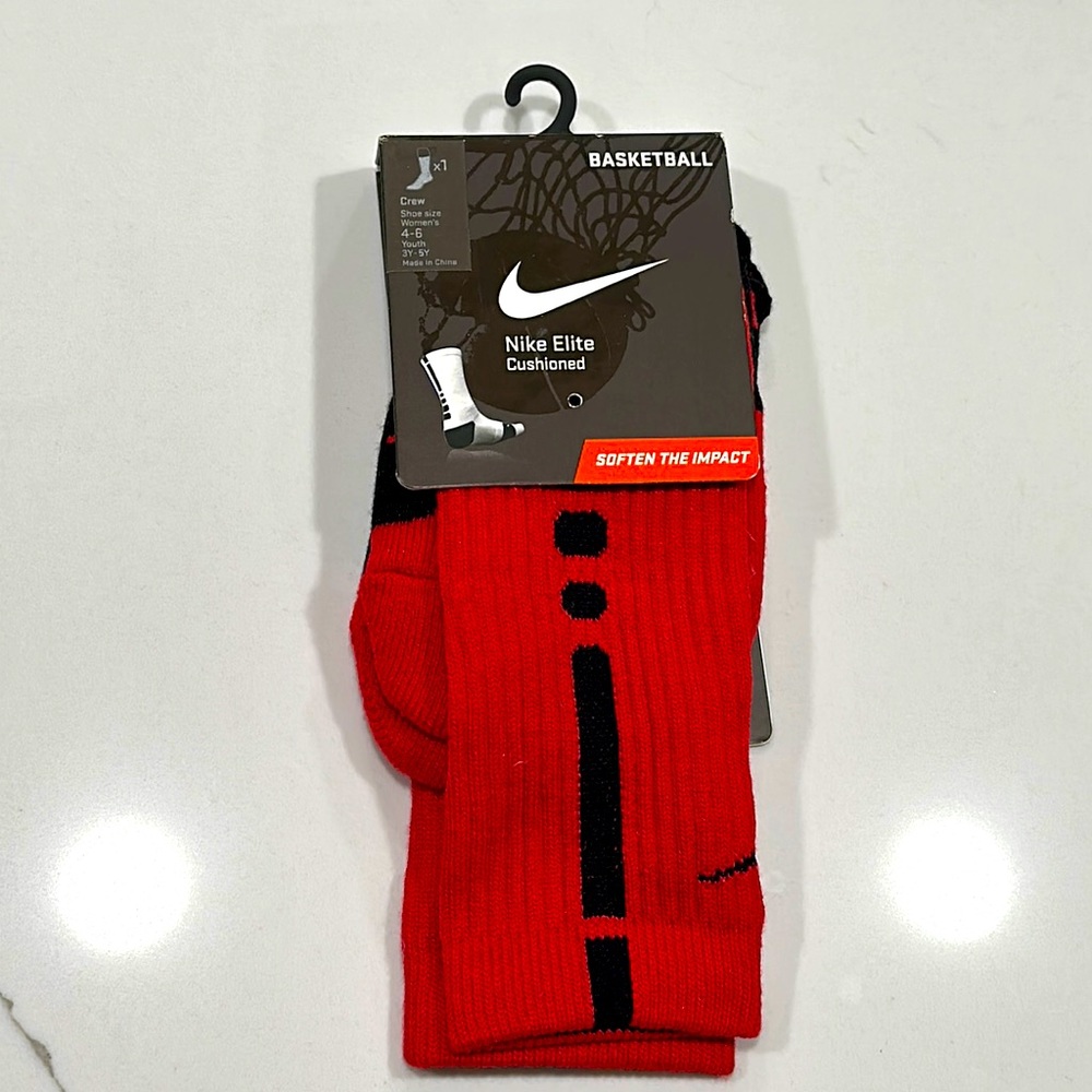 NWT Nike Elite Cushioned socks Size women’s 4-6 youth 3-5Y